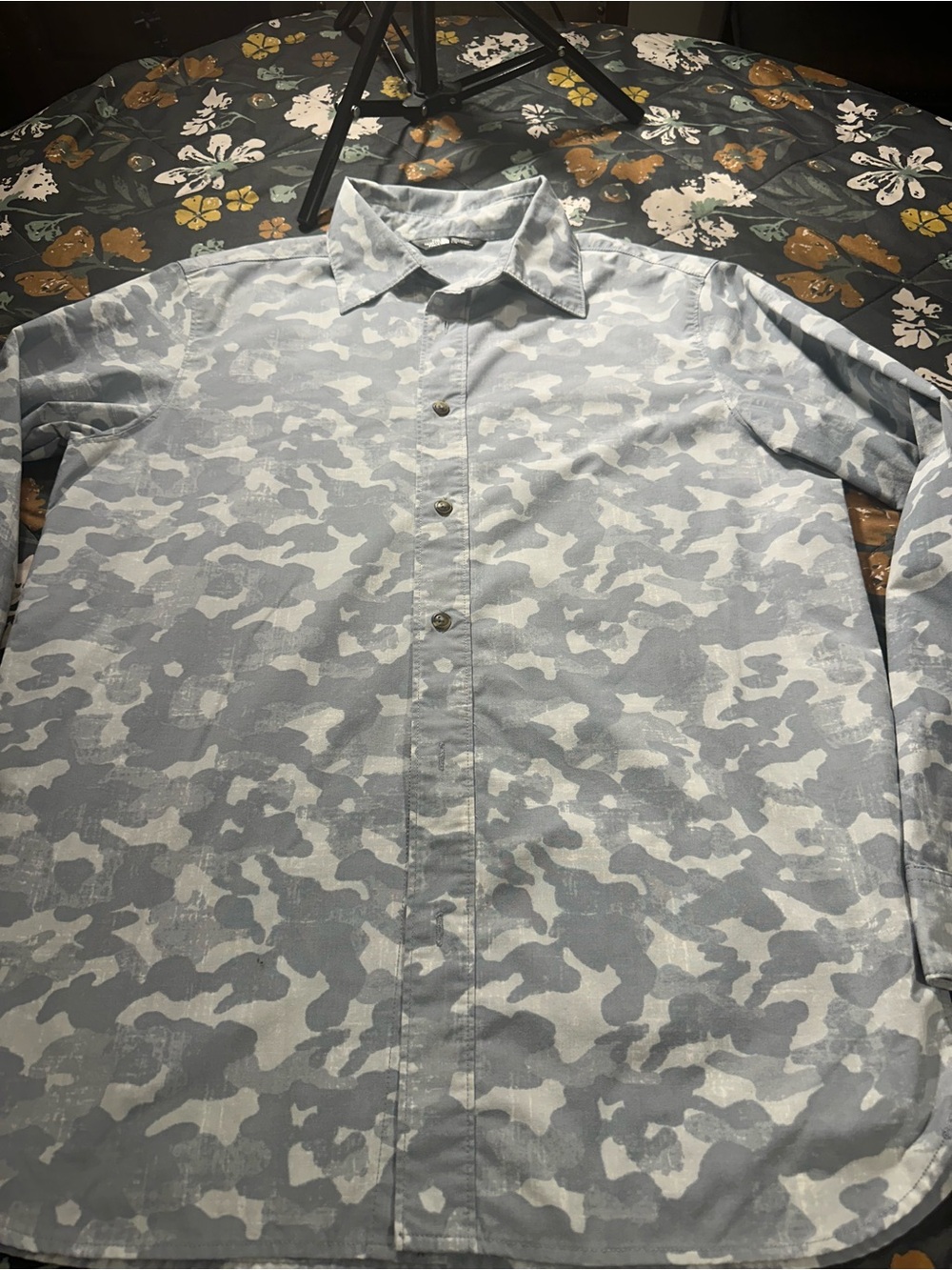 The North Face Men's Light Gray & White Camo Button-Down Shirt size large